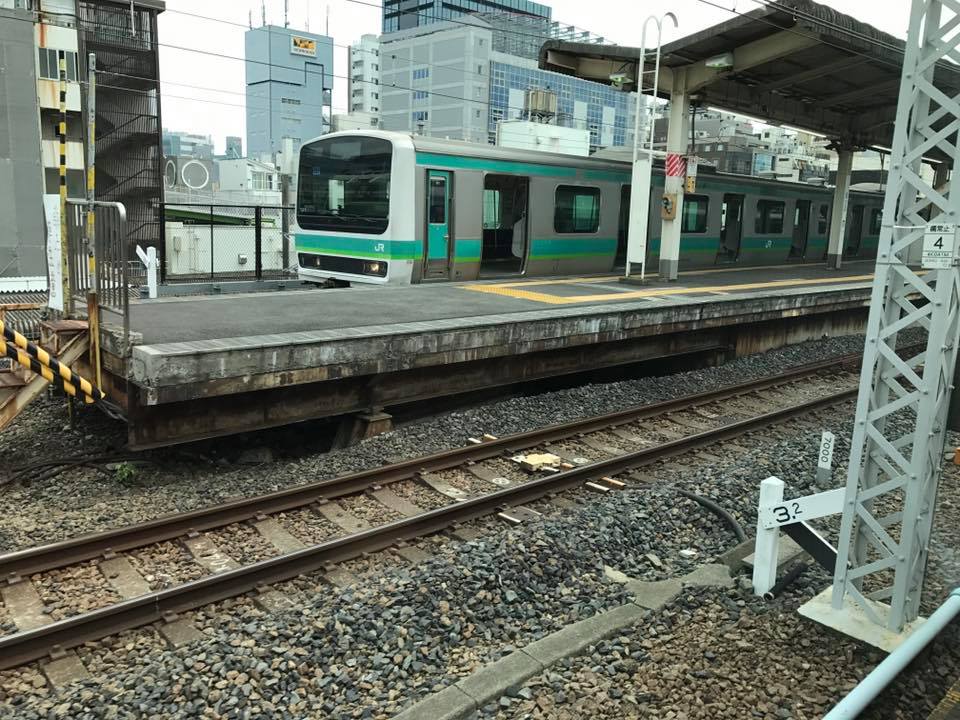 Sen. JV Taking JR Line from Kashiwa City to Tokyo. JV EJERCITO